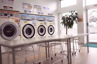 丸山町店コインランドリー店内